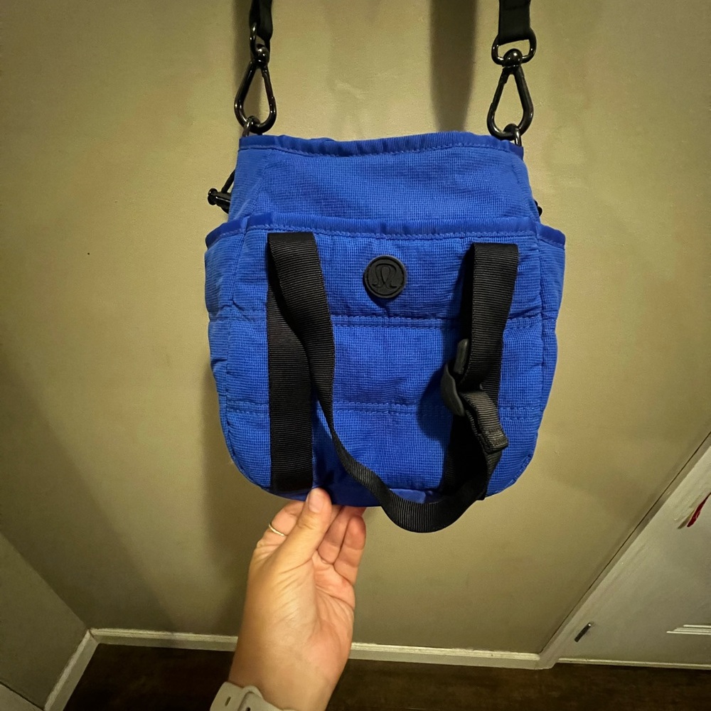lululemon athletica dash all day bucket bag.